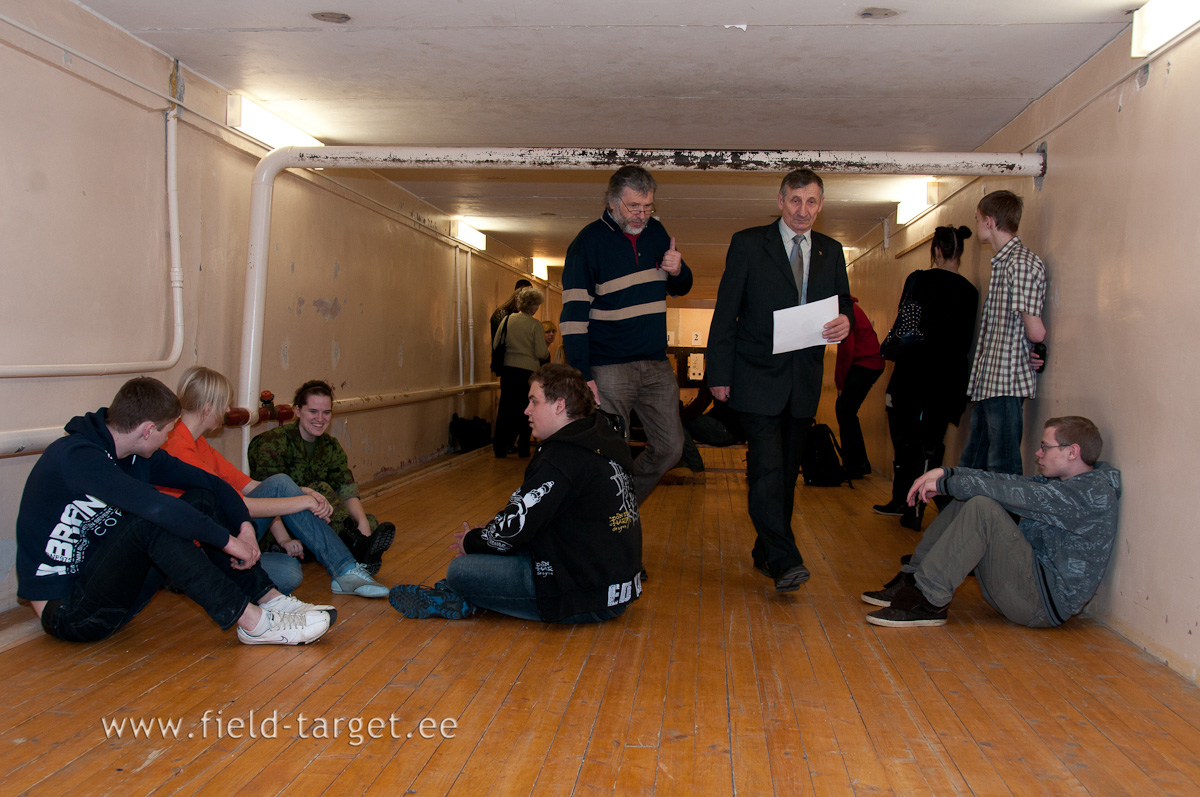 Koolidevahelised võistlused on osavõturohked ja õpetaja Uudo Limak jälgib võistluste kulgu erinevates ruumides